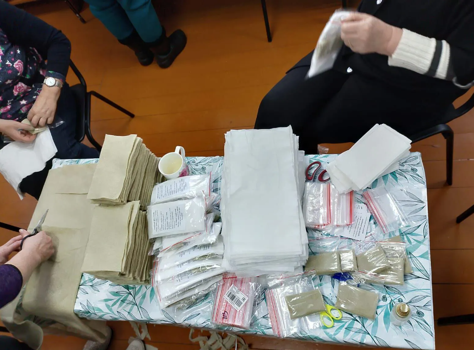 Сегодня в библиотеке прошёл мастер -класс по изготовлению сухих армейских душей . Всего изготовили 200 штук .Попутно делаются окопные свечи 🕯️ для бойцов 🤗 Всех неравнодушных приглашаем поучаствовать.