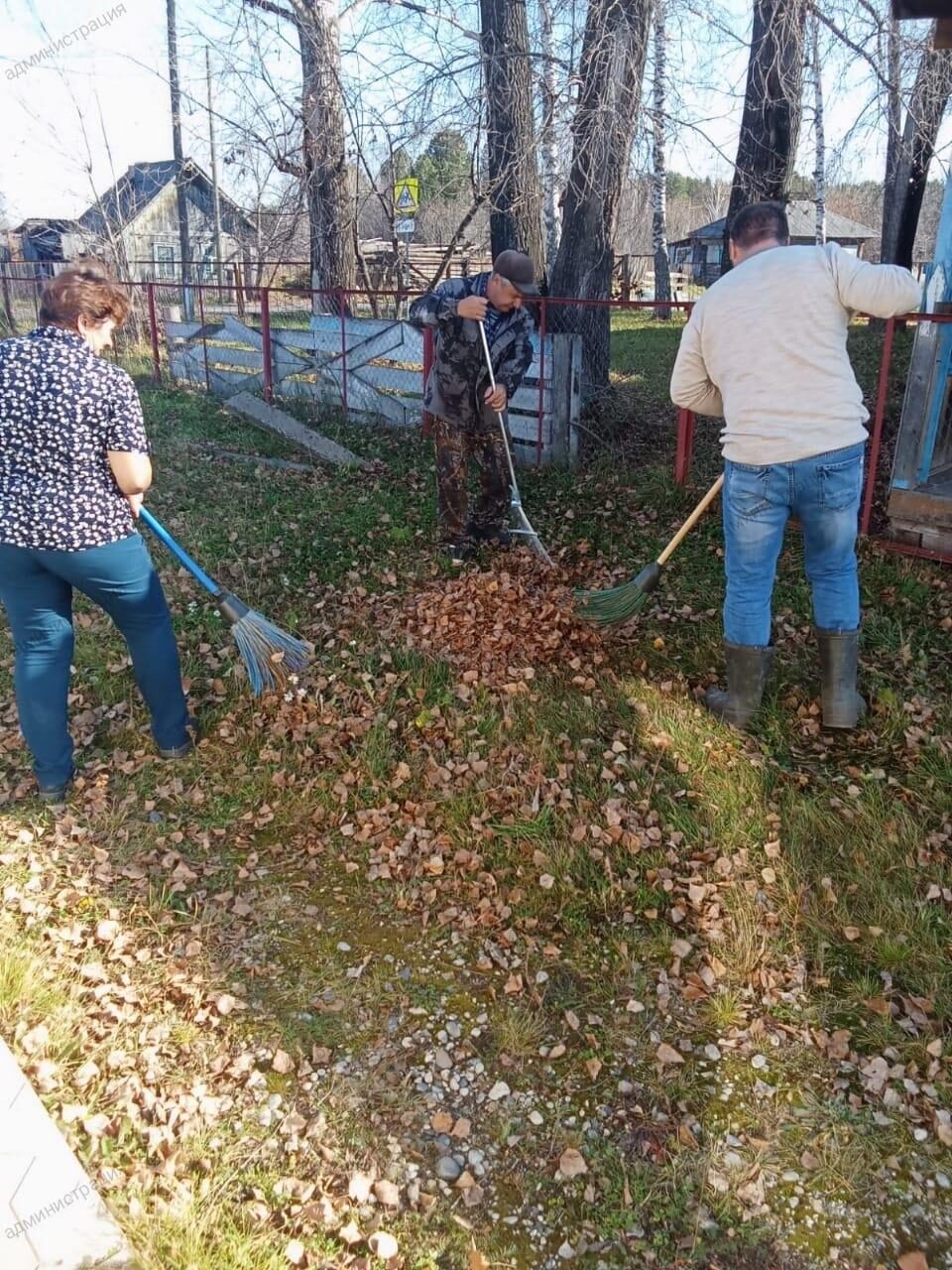 В населенных пунктах Бирилюсского района продолжаются субботники. Выкашивается сухая трава, убираются стихийные свалки, разрушенные строения..